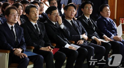 조희연 서울시교육감(왼쪽부터), 이주호 사회부총리 겸 교육부 장관, 박찬대 더불어민주당 대표 권한대행 겸 원내대표, 김영호 국회 교육위원장, 조정훈 18일 오후 서울 종로구 서울시교육청에서 열린 서이초 교사 순직 1주기 공동추모식에서 굳은 표정을 짓고 있다. (공동취재) 2024.7.18/뉴스1 ⓒ News1 오대일 기자