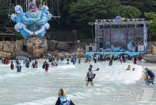 힙세이돈 시그니처 조형물과 클럽 캐비 무대가 설치된 캐리비안 베이 야외 파도풀.(삼성물산 리조트부문 제공)