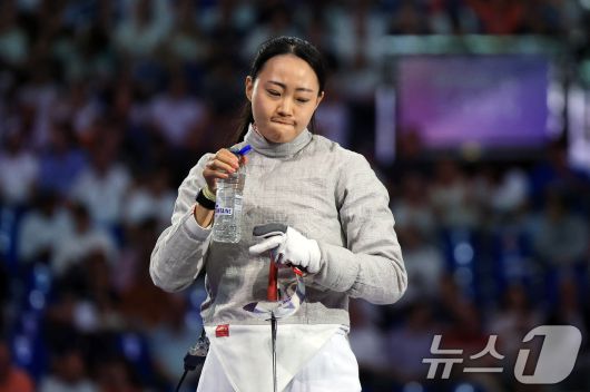 대한민국 펜싱 대표팀 최세빈 선수가 30일(한국시간) 프랑스 파리 그랑 팔레에서 열린 2024 파리올림픽 여자 사브르 개인 동메달 결정전에서 우크라이나의 올가 카를란을 상대로 패배한 뒤 아쉬워하고 있다. 이날 최세빈은 14대15 한 점차 패하며 4위로 개인전을 마감했다. 2024.7.30/뉴스1 ⓒ News1 박정호 기자