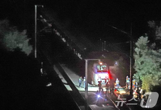 18일 오후 경북 경산시 진량읍 현내리 철도에서 한국철도공사(코레일) 관계자들이 서울에서 출발해 부산으로 향하던 중 궤도 이탈로 정차한 KTX 열차에 대한 복구작업을 벌이고 있다. 2024.8.18/뉴스1 ⓒ News1 공정식 기자