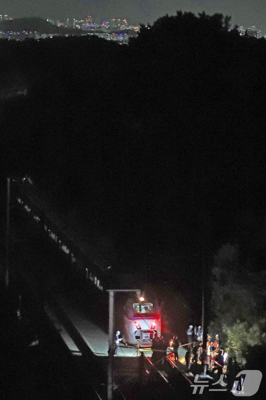 18일 오후 경북 경산시 진량읍 현내리 철도에서 한국철도공사(코레일) 관계자들이 서울에서 출발해 부산으로 향하던 중 궤도 이탈로 정차한 KTX 열차에 대한 복구작업을 벌이고 있다. 2024.8.18/뉴스1 ⓒ News1 공정식 기자