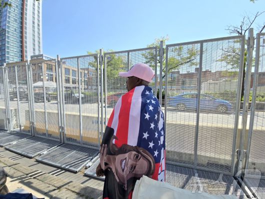 19일(현지시간) 미 민주당 전당대회가 열리는 유나이티드센터 인근에서 만난 샤론 진(63)씨가 카멀라 해리스 민주당 대통령 후보가 새겨진 성조기를 두르고 서 있다.