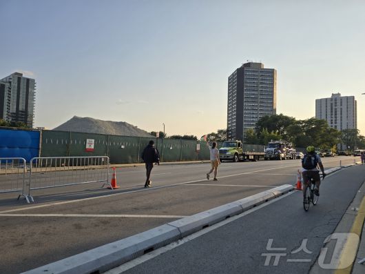 19일(현지시간) 미국 민주당 전당대회가 열리는 일리노이주 시카고 소재 유나이티드센트 인근에서 한 아랍계 남성((왼쪽에서 두번째) 팔레스타인 국기를 흔들며 지나가고 있다. 그는 "민주당 엿 먹어라"를 연신 외치며 바이든-해리스 행정부의 이스라엘 지원을 비난했다.