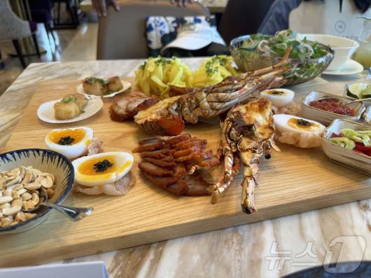 쉐라톤 그랜드 다낭 리조트의 레스토랑 '테이블 88'의 메뉴 미꽝. 다양한 토핑과 함께 쌀국수를 비벼 먹을 수 있는 음식이다. ⓒ 뉴스1 김형준 기자