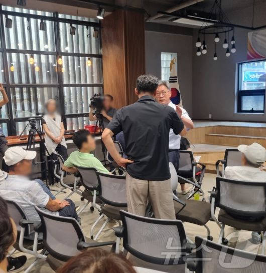 28일 강원 동해시 송정생활문화센터에서 열린 '해군 작전헬기장 계획 백지화 촉구 동해시민회의'에 참석한 한 시민이 이창수 동해시의원에게 항의하고 있다. 2024.8.28/뉴스1