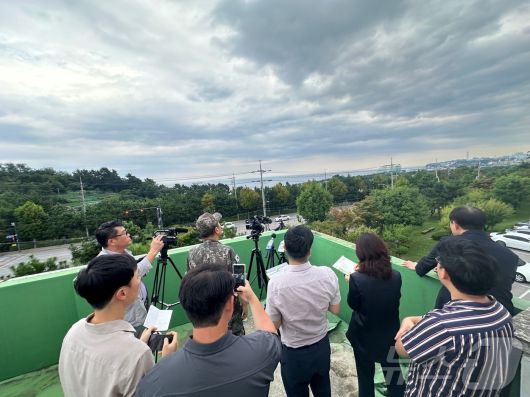 5일 강원 동해시 송정동행정복지센터와 범주성지아파트에서 '동해 해상작전헬기장 조성사업' 관련 2차 소음측정이 진행되고 있다.(독자 제공) 2024.9.10/뉴스1