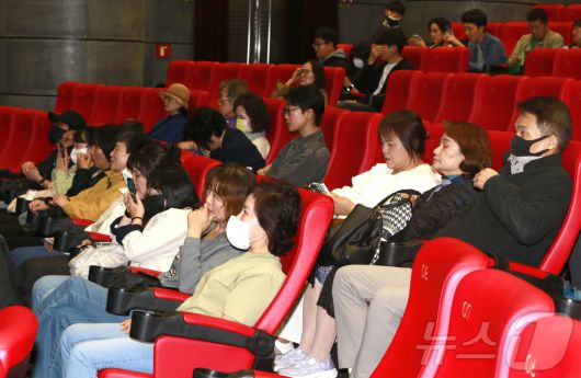 영화 '미나리'의 배리어 프리 버전 상영회가 지난 8일 서울 종로구 씨네큐브에서 열렸다. 씨네큐브 제공.