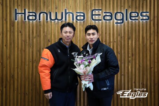 심우준(오른쪽)과 손혁 단장.(한화 이글스 제공)