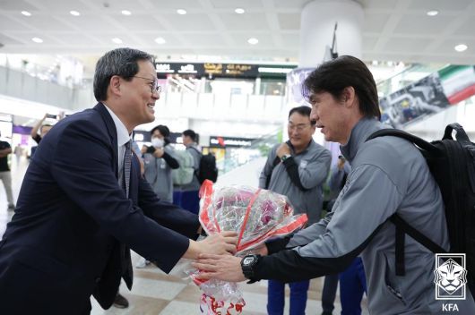 홍명보 축구대표팀 감독(오른쪽)이 11일 쿠웨이트 국제공항에 도착한 뒤 박종석 주쿠웨이트대사로부터 꽃다발을 받고 있다. (대한축구협회 제공)