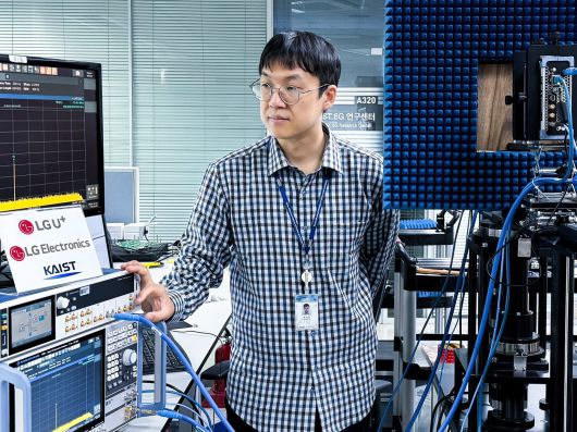 LG전자-한국과학기술원(KAIST) 6G 연구센터 소속 연구원이 6G 후보 주파수 대역의 전파를 통한 신호를 측정하고 있는 모습.(LG유플러스 제공)