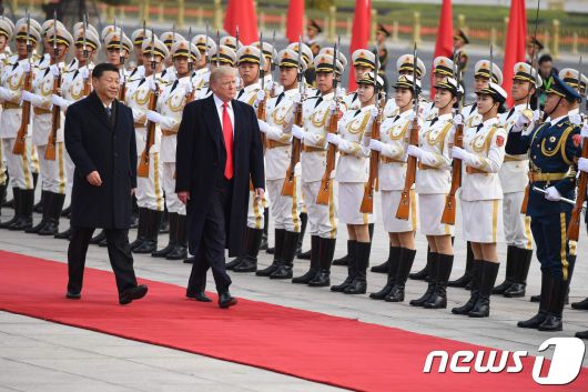 지난 2017년 11월 9일 (현지시간) 당시 미국 대통령인 도널드 트럼프와 시진핑 중국 국가주석이 베이징 인민대궁전 환영식에서 의장대를 사열하고 있다. ⓒ AFP=뉴스1 ⓒ News1 우동명 기자