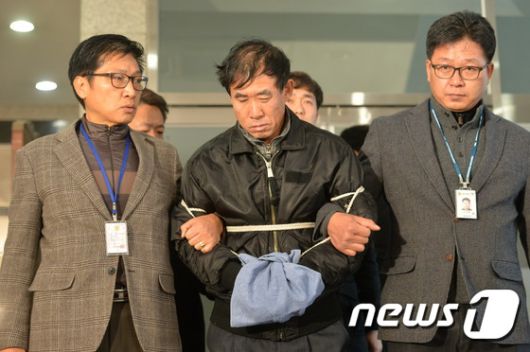 수원 팔달산 토막살인 사건의 피의자(박춘봉)가 13일 오후 경기도 수원서부경찰에서 수원지방법원으로 영장실질심사를 받기 위해 이동하고 있다. 2014.12.14/뉴스1 ⓒ News1 김영진 기자