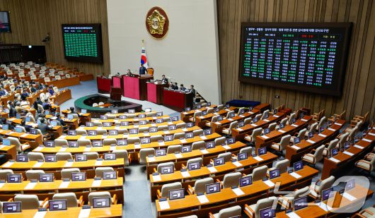 5일 오전 서울 여의도 국회에서 열린 제418회국회(정기회) 제16차 본회의에서 국민의힘 불참 속에 법무부·검찰청·검사의 헌법·법령 위반 등 관련 감사원에 대한 감사요구안이 재적 300인, 재석 188인, 찬성 185인, 반대 3인, 기권 0인으로 통과되고 있다. 2024.12.5/뉴스1 ⓒ News1 안은나 기자