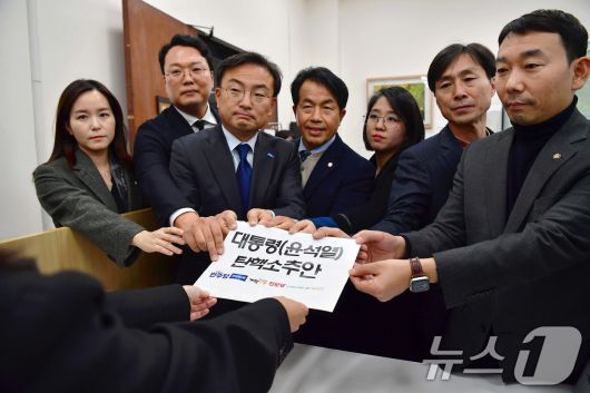 김용민 더불어민주당 의원(오른쪽부터), 한창민 사회민주당 대표, 용혜인 기본소득당 대표, 윤종오 진보당 원내대표, 신장식 조국혁신당 의원, 천하람 개혁신당 원내대표, 이주영 개혁신당 의원이 4일 서울 여의도 국회에서 야6당이 공동발의한 윤석열 대통령 탄핵소추안을 제출하고 있다. (공동취재) 2024.12.4/뉴스1 ⓒ News1 안은나 기자