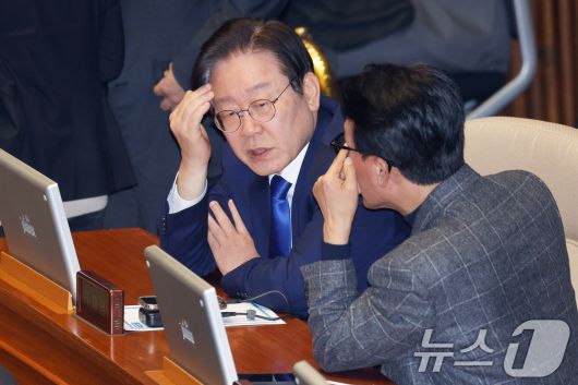 이재명 더불어민주당 대표가 5일 오전 서울 여의도 국회에서 열린 제418회국회(정기회) 제16차 본회의에서김민석 최고위원과 대화하고 있다. 2024.12.5/뉴스1 ⓒ News1 안은나 기자
