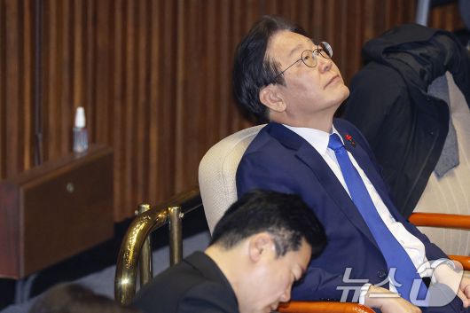 이재명 더불어민주당 대표가 5일 새벽 서울 여의도 국회에서 열린 제418회국회(정기회) 제16차 본회의에 참석해 생각에 잠겨있다. 이날 본회의에는 윤석열 대통령과 김용현 국방부 장관에 대한 탄핵소추안이 보고된다. 2024.12.5/뉴스1 ⓒ News1 민경석 기자