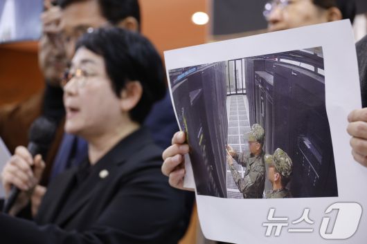 국회 행정안전위원회 야3당 위원들이 6일 오후 국회 로텐더홀에서 ‘계엄군의 선관위 침탈 관련, 선관위 내부 cctv 열람 결과 발표 기자회견’을 하고 있다. 2024.12.6/뉴스1 ⓒ News1 안은나 기자