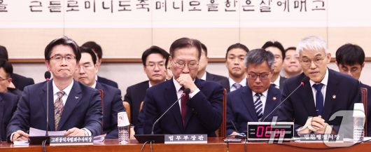 오동운 공수처장(왼쪽)과 박성재 법무부 장관이 9일 서울 여의도 국회에서 열린 비상계엄 사태와 관련한 윤석열 대통령 등의 내란 혐의 진상규명을 위한 상설특검 수사요구안 등에 관한 법제사법위원회 전체회의에서 천대엽 법원행정처장의 발언을 듣고 있다. 2024.12.9/뉴스1 ⓒ News1 김민지 기자