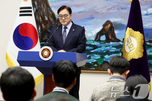 우원식 국회의장이 8일 오후 서울 여의도 국회에서 한덕수 국무총리와 한동훈 국민의힘 대표의 대국민 담화 발표와 관련해 입장을 밝히는 긴급 기자회견을 하고 있다. 2024.12.8/뉴스1 ⓒ News1 이광호 기자