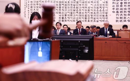 오동운 공수처장(왼쪽부터)과 박성재 법무부 장관, 천대엽 법원행정처장이 9일 서울 여의도 국회에서 열린 비상계엄 사태와 관련한 윤석열 대통령 등의 내란 혐의 진상규명을 위한 상설특검 수사요구안 등에 관한 법제사법위원회 전체회의에 출석해 자리하고 있다. 2024.12.9/뉴스1 ⓒ News1 김민지 기자