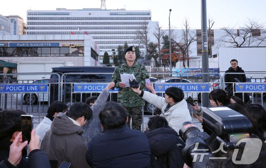 김현태 특전사 제707특수임무단 단장이 9일 오전 서울 용산구 국방부 전쟁기념관 앞에서 기자회견을 하고 있다. 앞서 국방부 검찰단은 지난 6일 비상계엄 관련 내란죄 등으로 고발되거나 연루된 현역 군인 10명에 대해 법무부에 긴급 출국금지를 신청했으며, 김 단장도 여기에 포함됐다. 2024.12.9/뉴스1 ⓒ News1 김진환 기자