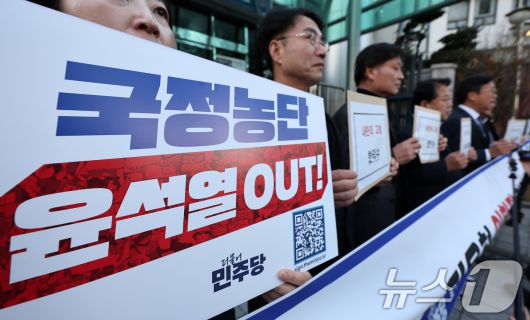 김병주 더불어민주당 최고위원을 비롯한 박균택·이용우·이태형 법률위원장, 이건태 당 법률대변인이 9일 서울 서대문구 경찰청 국가수사본부 앞에서 윤석열 대통령, 김용현 전 국방부 장관, 한덕수 국무총리에 대한 외환죄(일반이적죄)와 내란죄 고발 기자회견을 하고 있다. 2024.12.9/뉴스1 ⓒ News1 김성진 기자