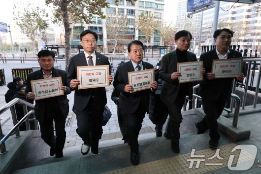 김병주 더불어민주당 최고위원과 이용우·이태형·박균택 법률위원장, 이건태 당 법률대변인이 9일 서울 서대문구 경찰청 민원실에서 윤석열 대통령과 김용현 전 국방부 장관을 외환죄(일반이적죄) 위반 혐의로, 한덕수 국무총리를 내란죄 혐의로 고발장을 제출하기 위해 이동하고 있다. 2024.12.9/뉴스1 ⓒ News1 김성진 기자