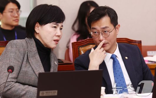 더불어민주당 전현희(왼쪽), 장경태 의원이 9일 서울 여의도 국회에서 열린 비상계엄 사태와 관련한 윤석열 대통령 등의 내란 혐의 진상규명을 위한 상설특검 수사요구안 등에 관한 법제사법위원회 전체회의에서 대화하고 있다. 2024.12.9/뉴스1 ⓒ News1 김민지 기자