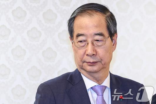 한덕수 국무총리가 9일 오후 서울 종로구 정부서울청사 집무실에서 열린 2025 나눔캠페인 사랑의 열매 전달식에 참석하고 있다. (공동취재) 2024.12.9/뉴스1 ⓒ News1 허경 기자