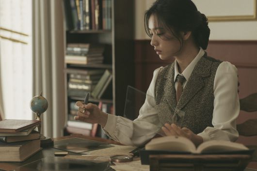 연극 '사일런트 스카이'에서 여성 천문학자 '헨리에타 레빗' 역을 맡은 안은진.(국립극단 제공)