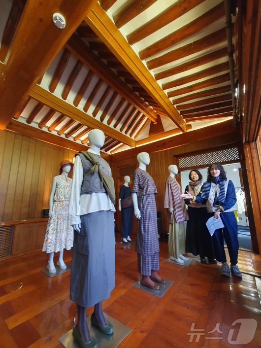 신세계인터내셔날 자주는 11일 서울 가회동 자주앳홈(JAJU@Home) SS2025 전시장을 오픈했다. /뉴스1 ⓒ News1 김명신 기자