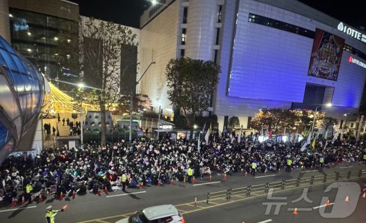 9일 오후 인천 시민·사회·노동·환경단체로 구성된 '사회 대전환·윤석열 정권퇴진 인천운동본부'가 남동구 구월동에서 윤석열 대통령 퇴진을 촉구하는 대규모 집회를 열고 구호를 외치고 있다. 2024.12.9/뉴스1 ⓒ News1 이시명 기자