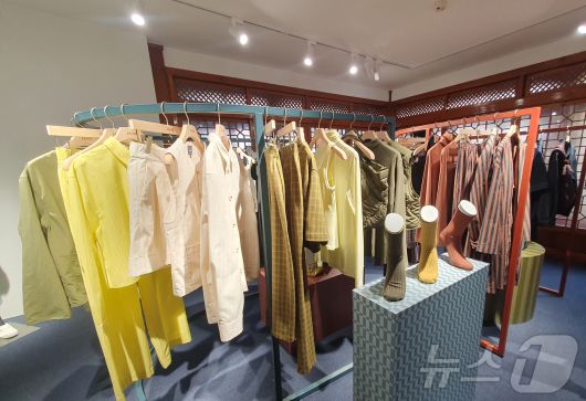 신세계인터내셔날 자주는 11일 서울 가회동 자주앳홈(JAJU@Home) SS2025 전시장을 오픈했다. /뉴스1 ⓒ News1 김명신 기자