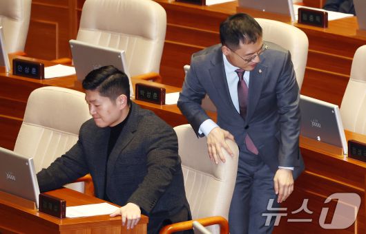 국민의힘 김상욱(오른쪽)과 김재섭 의원이 10일 오후 서울 여의도 국회에서 열린 본회의에 참석하고 있다. 2024.12.10/뉴스1 ⓒ News1 김민지 기자