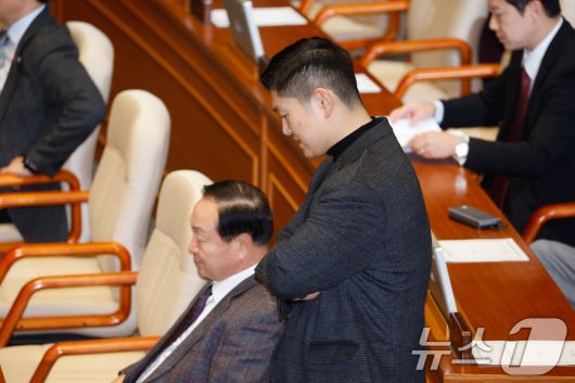 김재섭 국민의힘 의원이 10일 오후 서울 여의도 국회 본회의장에서 열린 제418회국회(정기회) 18차 본회의에서 생각에 잠겨 있다. 2024.12.10/뉴스1 ⓒ News1 안은나 기자