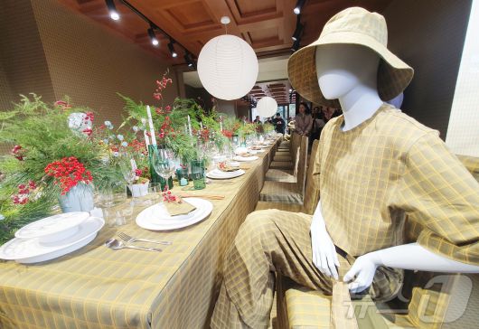 신세계인터내셔날 자주는 11일 서울 가회동 자주앳홈(JAJU@Home) SS2025 전시장을 오픈했다. /뉴스1 ⓒ News1 김명신 기자