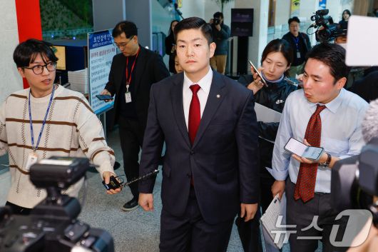 김재섭 국민의힘 의원이 11일 오후 서울 여의도 국회 소통관에서 윤석열 대통령 탄핵 찬성 기자회견 마친 뒤 이동하고 있다. 2024.12.11/뉴스1 ⓒ News1 안은나 기자