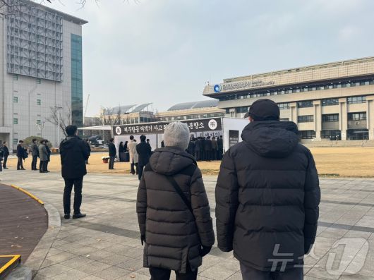 30일 오후 인천시청 애뜰광장에 마련된 제주항공 여객기 사고희생자 합동분향소 앞에서 시민들이 헌화를 하거나 묵념하며 희생자들을 추모하고 있다.2024.12.30/뉴스1 ⓒ News1 박소영 기자