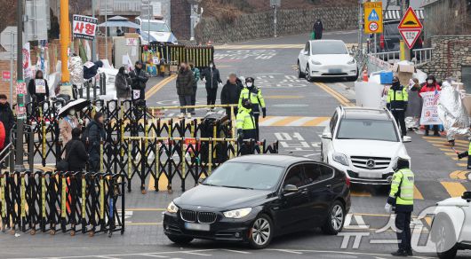 13일 오전 서울 용산구 한남동 대통령 관저 인근 도로에 경찰이 바리케이드를 설치하며 현장을 통제하고 있다. 2025.1.13/뉴스1 ⓒ News1 장수영 기자