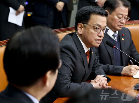 최상목 대통령 권한대행 부총리 겸 기획재정부 장관이 13일 서울 여의도 국회에서 이재명 더불어민주당 대표를 예방하고 있다. 2025.1.13/뉴스1 ⓒ News1 국회사진취재단