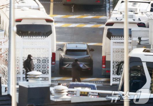 고위공직자범죄수사처와 경찰의 윤석열 대통령 2차 체포영장 집행 시도가 임박한 가운데 12일 서울 용산구 한남동 대통령 관저에 차량에 들어가고 있다. 2025.1.12/뉴스1 ⓒ News1 송원영 기자