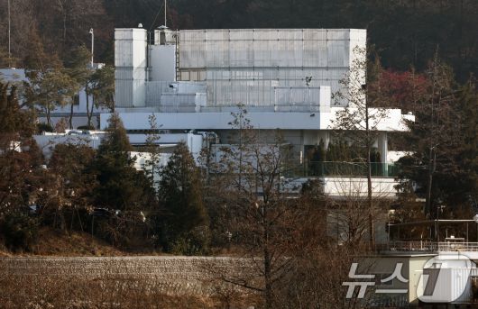 고위공직자범죄수사처와 경찰의 윤석열 대통령 2차 체포영장 집행 시도가 임박한 가운데 12일 서울 용산구 한남동 대통령 관저가 적막감에 휩싸여 있다. 2025.1.12/뉴스1 ⓒ News1 송원영 기자