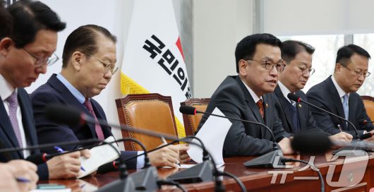 최상목 대통령 권한대행 부총리 겸 기획재정부 장관이 13일 서울 여의도 국회에서 국민의힘 권영세 비상대책위원장을 만나 악수한뒤 모두 발언하고 있다. 왼쪽부터 국민의힘 김상훈 정책위의장, 권 비대위원장, 최 권한대행, 방기선 국무조정실장.2025.1.13/뉴스1 ⓒ News1 국회사진취재단