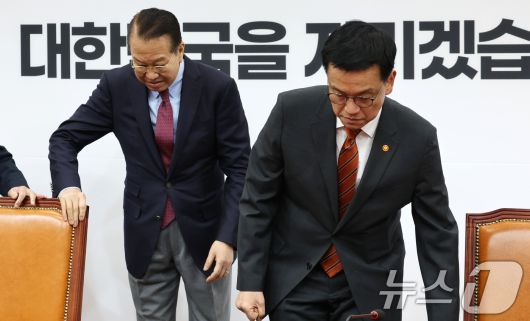 최상목 대통령 권한대행 부총리 겸 기획재정부 장관이 13일 서울 여의도 국회에서 국민의힘 권영세 비상대책위원장을 만나 악수한뒤 자리에 앉고 있다.2025.1.13/뉴스1 ⓒ News1 국회사진취재단