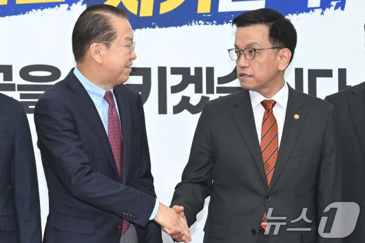 권영세 국민의힘 비상대책위원장과 최상목 대통령 권한대행 부총리 겸 기획재정부 장관이 13일 오전 서울 여의도 국회에서 만나 악수하고 있다. 2025.1.13/뉴스1 ⓒ News1 국회사진취재단