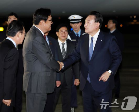 윤석열 대통령이 21일 아시아태평양경제협력체(APEC) 및 주요 20개국(G20) 정상회의 일정을 마치고 성남 서울공항에 도착해 정진석 비서실장과 인사하고 있다. (대통령실 제공) 2024.11.21/뉴스1 ⓒ News1 송원영 기자
