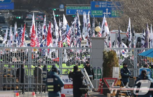 15일 오후 경기 과천시 정부과천청사 앞에서 보수단체 회원들이 윤석열 대통령 지지·응원 집회를 하고 있다. 고위공직자범죄수사처(공수처)는 이날 오전부터 내란 우두머리 혐의로 체포된 윤석열 대통령에 대한 조사에 나섰다 2025.1.15/뉴스1 ⓒ News1 김영운 기자