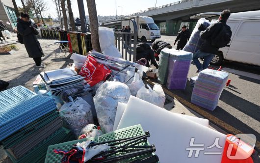 윤석열 대통령이 내란 우두머리 혐의로 체포된 15일 오후 서울 용산구 한남동 대통령 앞 한남대로에서 진행됐던 체포 및 탄핵 찬성 집회 현장이 정리되고 있다. 2025.1.15/뉴스1 ⓒ News1 장수영 기자