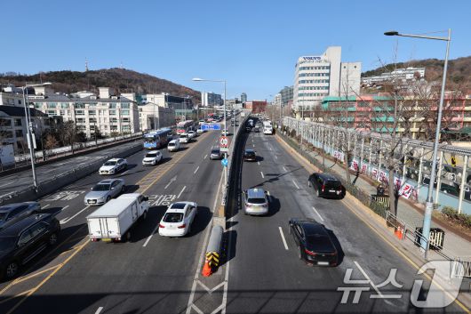 윤석열 대통령이 내란 우두머리 혐의로 체포된 15일 오후 서울 용산구 한남동 대통령 앞 한남대로에 설치됐던 차벽이 사라지며 일대를 지나는 차량이 원활하게 이동하고 있다. 2025.1.15/뉴스1 ⓒ News1 장수영 기자