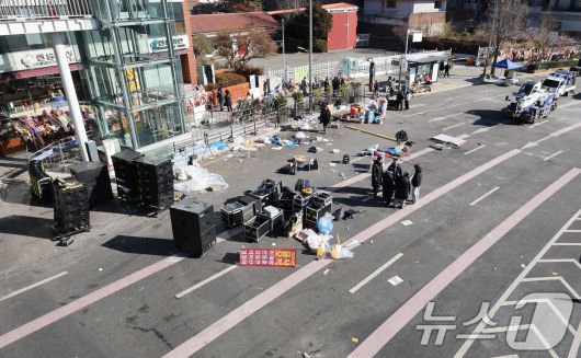 윤석열 대통령이 내란 우두머리 혐의로 체포된 15일 오후 서울 용산구 한남동 대통령 앞 한남대로에서 진행됐던 보수단체 집회 현장이 정리되고 있다. 2025.1.15/뉴스1 ⓒ News1 장수영 기자